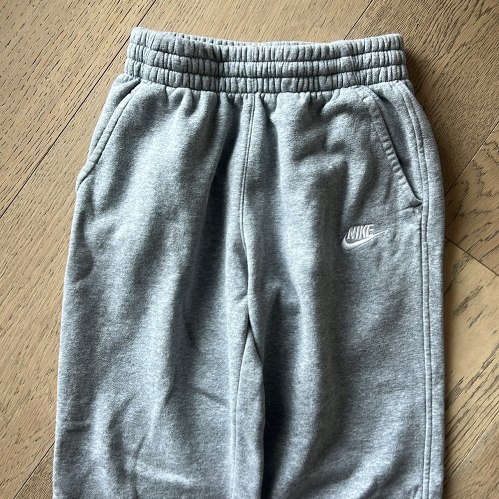 Grey Nike kids sweatpants. Size kids large. Excellent condition.